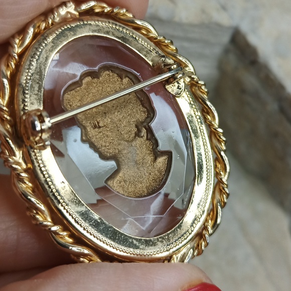Vintage crystal cameo reversed carved brooch - Picture 5 of 7